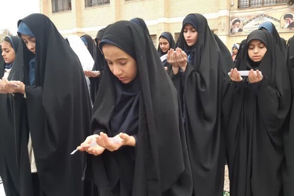  نماز باران در مدرسه جنت با حضور جمعی دانش‌آموزان