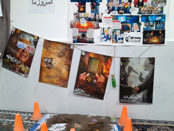 نمایشگاه انقلاب  در آموزشگاه تکتم