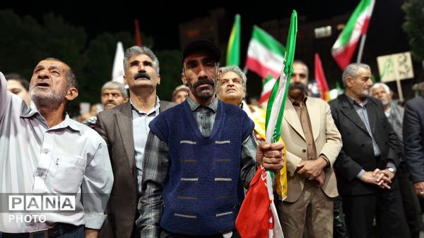 اجتماع شبانه مردم بروجرد در حمایت از همبستگی ملی