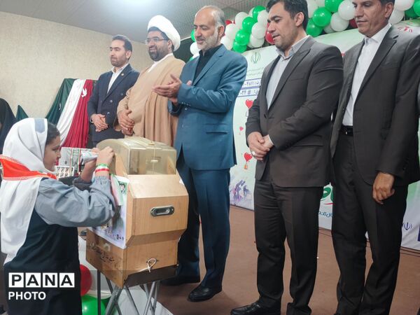 روایت تصویری از جشن عاطفه‌ها در مدرسه موحد زنجان
