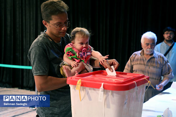 مرحله دوم انتخابات چهاردهمین دوره ریاست‌ جمهوری در آستان امامزاده صالح(ع)
