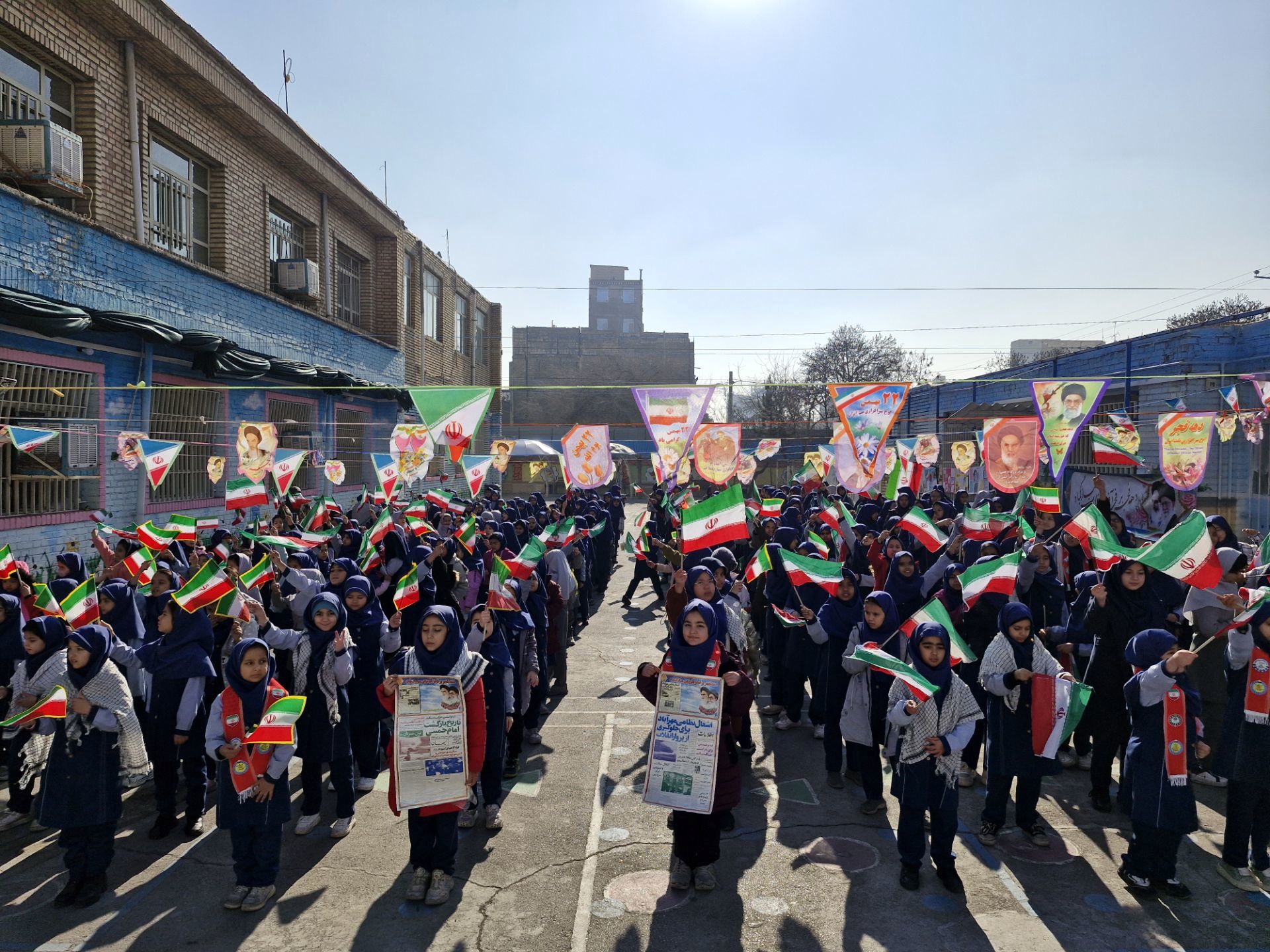 نواختن زنگ انقلاب در دبستان شاهد کوثر ناحیه پنج 