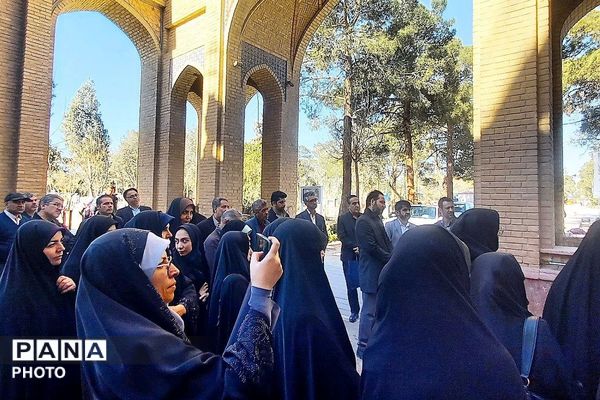 غبار روبی مزار شهیدان رجایی و باهنر با حضور وزیر آموزش و پرورش به مناسبت سالروز تاسیس امور تربیتی 