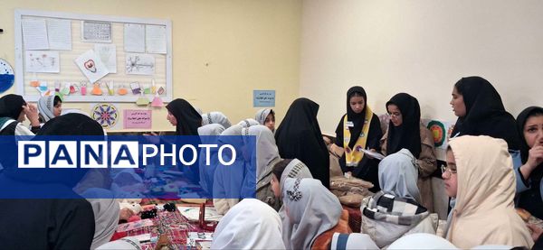 بازدید دانش آموزان مدرسه مریم میرزاخانی خلیل آباد از بازارچه کار آفرینی