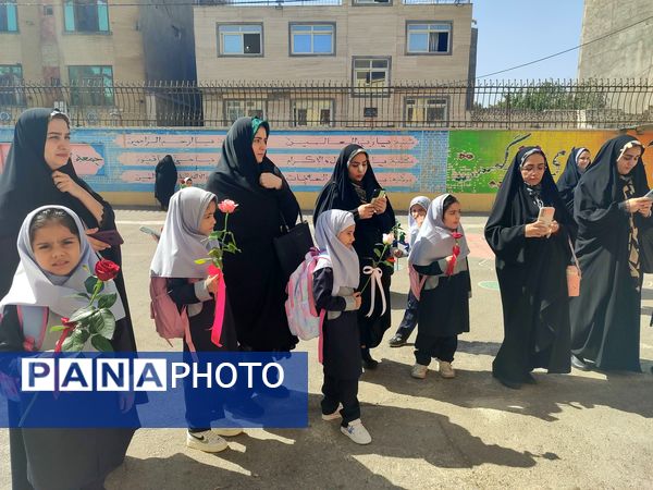 مراسم جشن شکوفه‌‎ها در دبستان شاهد حاج تقی آقا بزرگ مشهد 