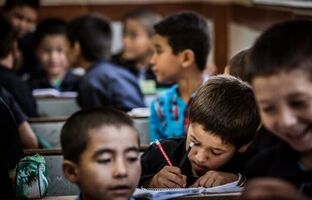 آغاز کلاس‌های آمادگی زبانی رایگان برای نوآموزان مناطق دو‌زبانه و کمتر‌برخوردار همزمان با هفته دولت