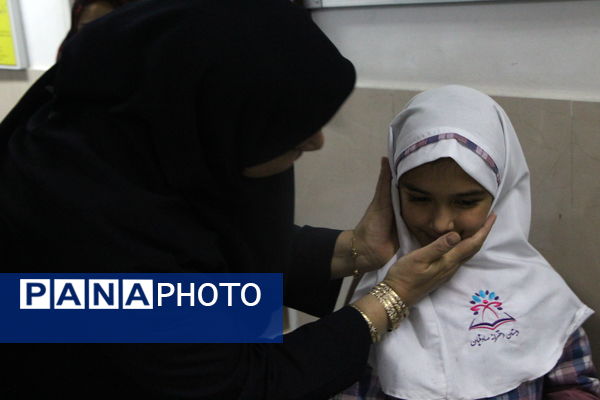 تقدیر دانش‌آموزان دبستان دخترانه صادقیان یزد از مادر پرستار