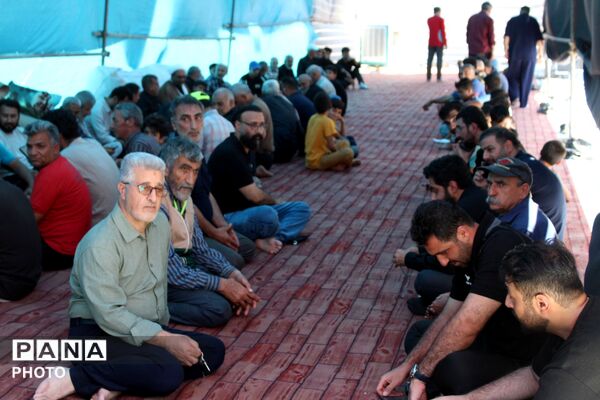 پذیرایی یاران خراسانی از زائران رهبر شهید در مهمانک