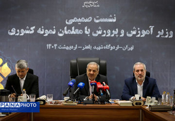 معلمان نمونه کشور، پرچمداران نظام تعلیم و تربیت هستند/ متغیر اصلی برای بهبود نظام تعلیم و تربیت، برنامه درسی است