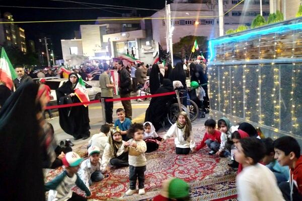 تجمع مردمی در میدان یاقوت ؛ هم‌صدایی مردم برای دفاع از خاک ایران
