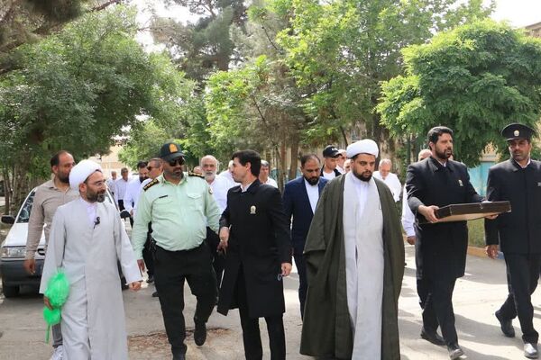 مراسم زیر سایه خورشید و غباروبی ضریح مطهر بی بی سکینه خاتون(س) در بخش صفادشت ملارد