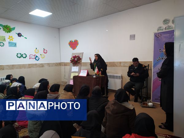 کارگاه آشنایی با فضای مجازی در دبیرستان دخترانه امید 