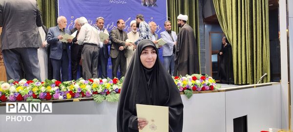 آیین تجلیل از معلمان برگزیده مدارس غیردولتی استان قم
