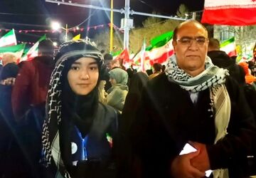 مردم با حضور در خیابان‌ها پشت سر نظام جمهوری اسلامی و حمایت از رزمندگان هستند