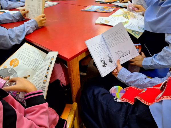 اندر احوالات هفته کتابخوانی در دبستان آرمینه مصلی نژاد 