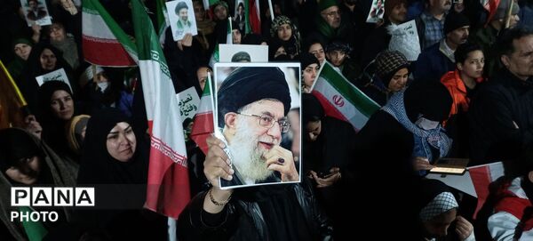 راهپیمایی گسترده مردم نیشابور در احتماع شبانه