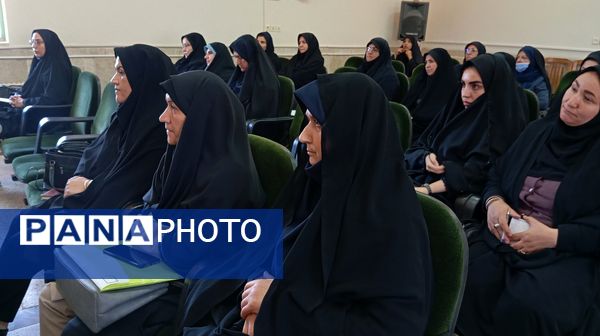 نشست توانمندسازی مدیران و مشاوران مدارس بن با محوریت پیشگیری از آسیب‌های اجتماعی