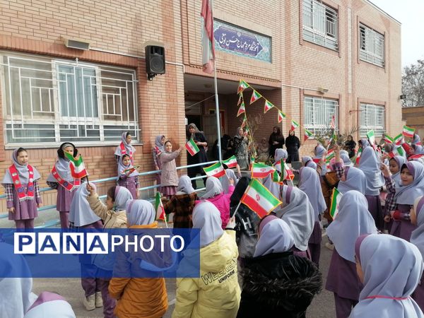 زنگ انقلاب و فضاسازی مدرسه زنده یاد نوحی به مناسبت دهه فجر 