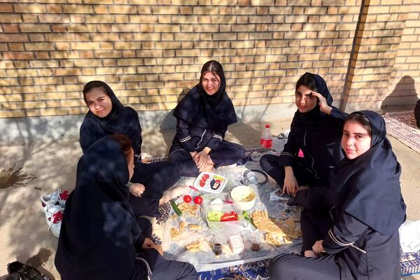 صبحی سالم در دبیرستان دخترانه فرهنگ قرچک