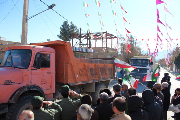 تمثال مبارک امام خمینی(ره) در شهر درق گلباران شد 