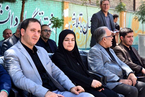 برگزاری آیین افتتاحیه زمین چمن مصنوعی هنرستان صنعت پژوهشان و مدرسه سردار سلیمانی بهارستان ۲