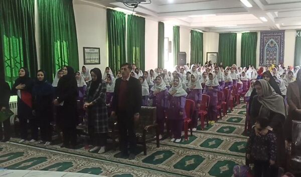 تجلیل از دانش‌آموزان قهرمان کشوری دبستان حاج عباس صفرپور