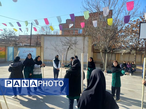 انجام بازی‌های گروهی دانش‌آموزان در مدرسه بهار آزادی