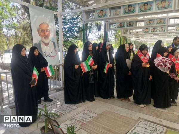 آیین گلباران مزار شهدا در سالروز تاسیس سازمان دانش‌آموزی