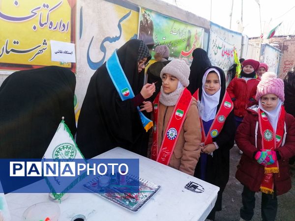 پاسخ حماسی مردم انقلابی فاروج به استکبار جهانی با حضور در راهپیمایی ۲۲بهمن 