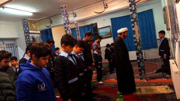 محفل انس با قرآن‌کریم و سفره افطاری در دبستان پسرانه آل‌یاسین شهرستان محلات