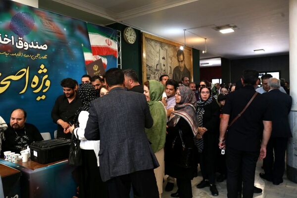 حماسه رأی اولی‌ها در کنار هنرمندان و اصحاب رسانه 