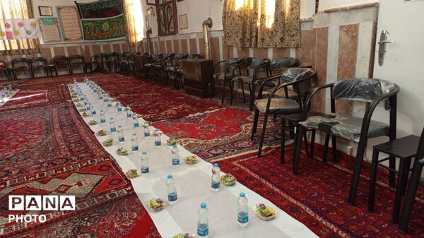 هنر دانش‌آموزان بر سفره افطار مسجد 