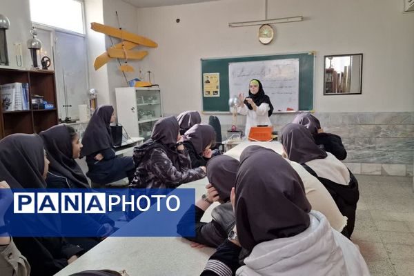 دانش‌آموزان دبیرستان ساره در پژوهشسرای فرهنگ مهارت‌های علمی را تجربه کردند