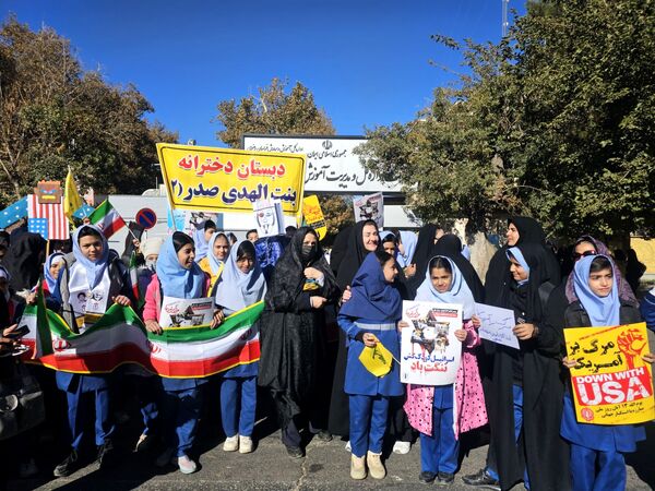 حضور پرشور دانش‌آموزان در راهپیمایی روز ۱۳ آبان