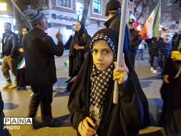 حضور پرشور دانش‌آموزان، نوجوانان وکودکان اردبیلی در تجمع حمایتی از جبهه مقاومت ورزمندگان پرتوان اسلام