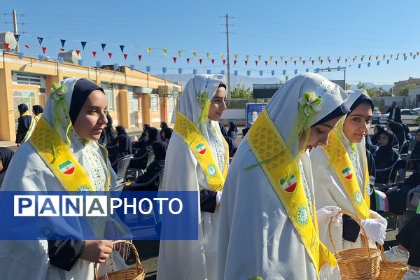 آیین نواختن زنگ مدرسه با شروع سال تحصیلی جدید 