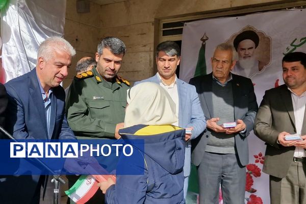 آیین نواخته شدن زنگ انقلاب اسلامی در مدرسه آیت‌الله خامنه‌ای قرچک