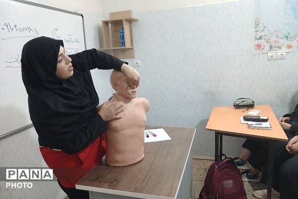 مهارت‌های هلال احمر در مدرسه مهردخت