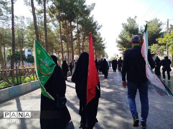 پیاده روی دلدادگان اربعین حسینی از امامزاده ابوتراب تا امامزاده محروق