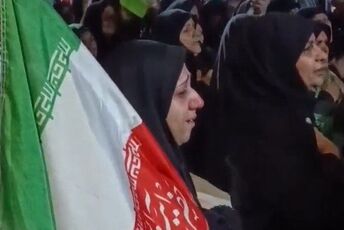 خروش یکپارچه مردم و دانش‌آموزان خمین در مراسم وداع با رهبر شهید