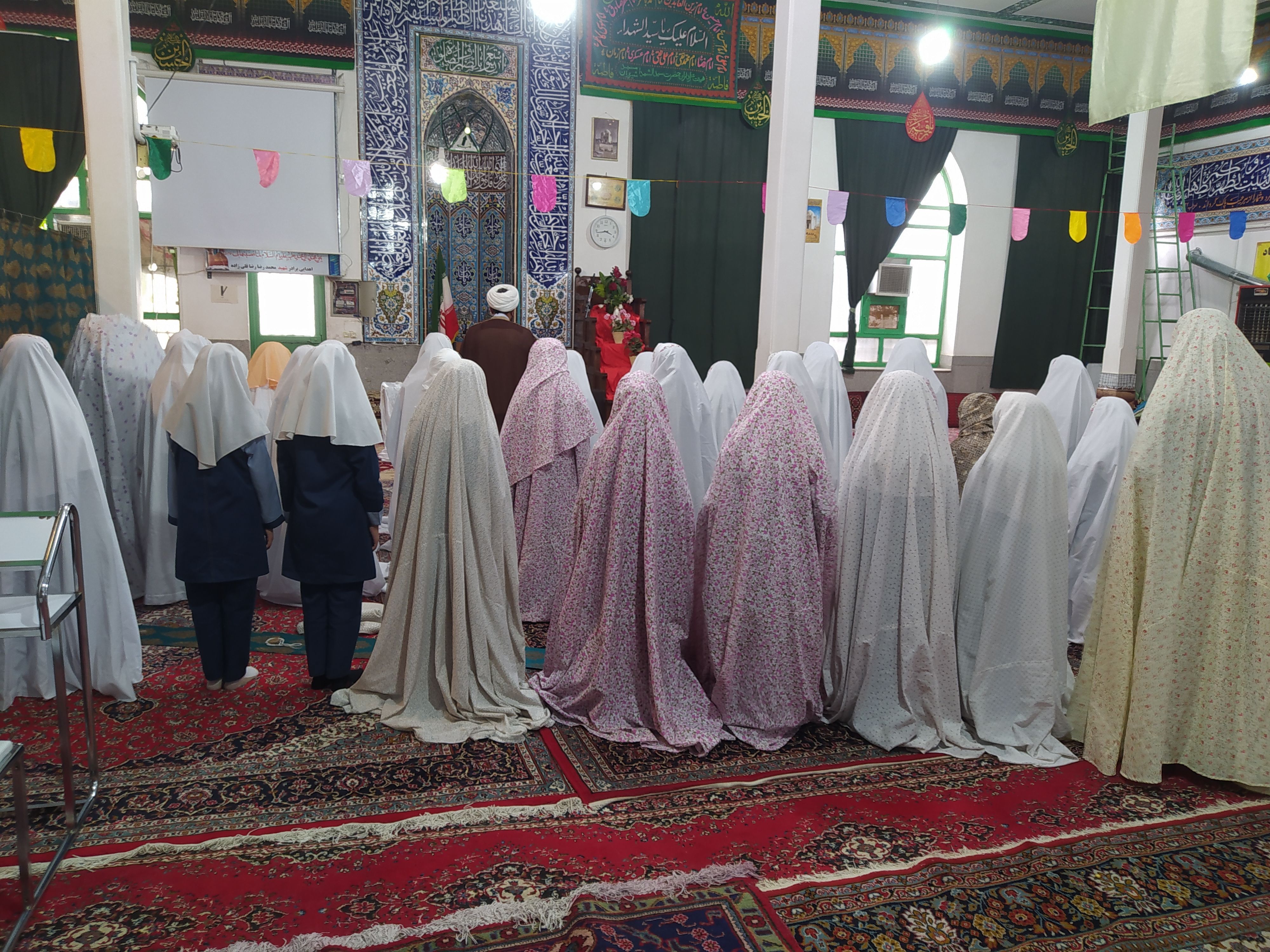شرکت دانش‌آموزان دبستان حضرت فاطمه(س) در مراسم سالگرد شهدای خدمت