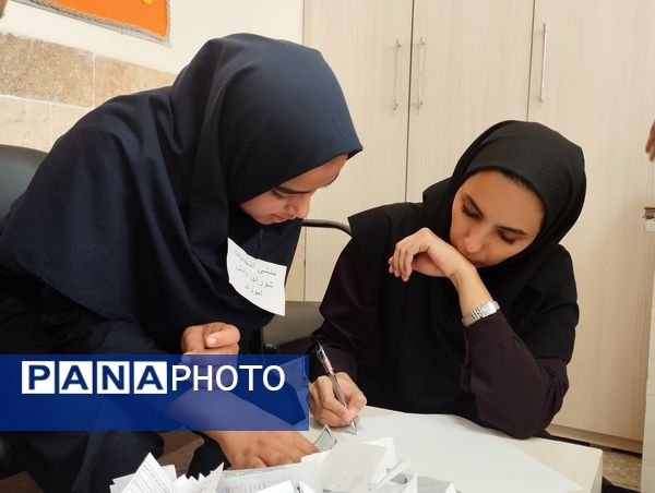 انتخابات شورای دانش‌آموزی در دبیرستان فاطمه آهنچی مشهد