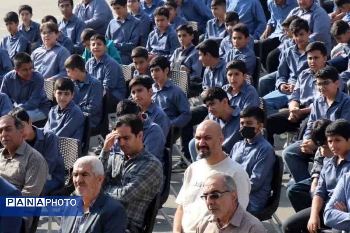 یادواره لاله‌های روشن در مدرسه تیزهوشان شهید بهشتی قرچک