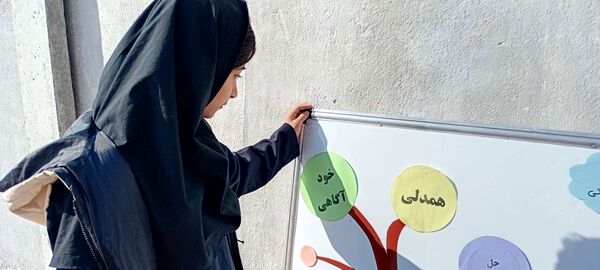 نمایشگاه پیشگیری از آسیب های اجتماعی در دبیرستان مادرمهربان خلیل آباد