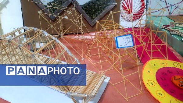 نمایشگاه دست‌سازهای دانش‌آموزان دبیرستان فرهنگیان ناحیه ۷ مشهد 