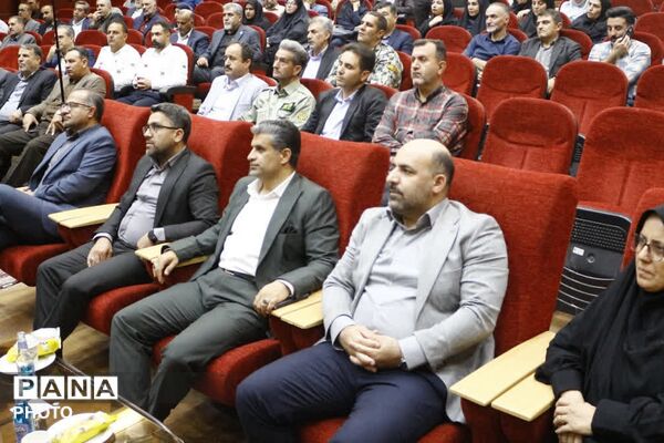 تجلیل از مدیران و کارمندان نمونه فیروزکوه؛ تقدیر از پیشگامان خدمت در هفته دولت