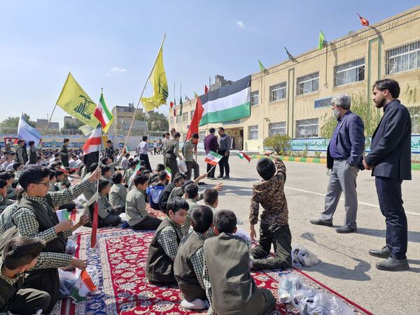 اجتماع دانش‌آموزان ابتدایی پسرانه امام رضا(ع) واحد ۸ در حمایت از عملیات وعده صادق ۲ 