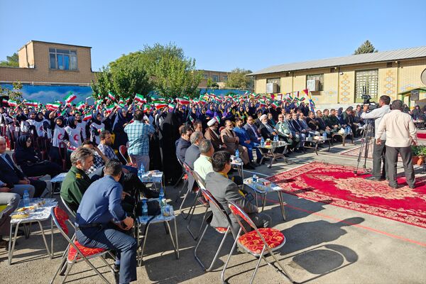 نواختن زنگ مهر و ایثار در دبیرستان عصمتیه کرمانشاه 