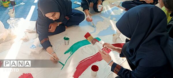 نقاشی همگانی«ایران سرافراز» دانش‌آموزان دبیرستان شهید تیمسار فلاحی ناحیه 1 کرج