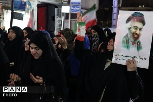 تجمع مردم انقلابی بندرترکمن در میدان مختومقلی